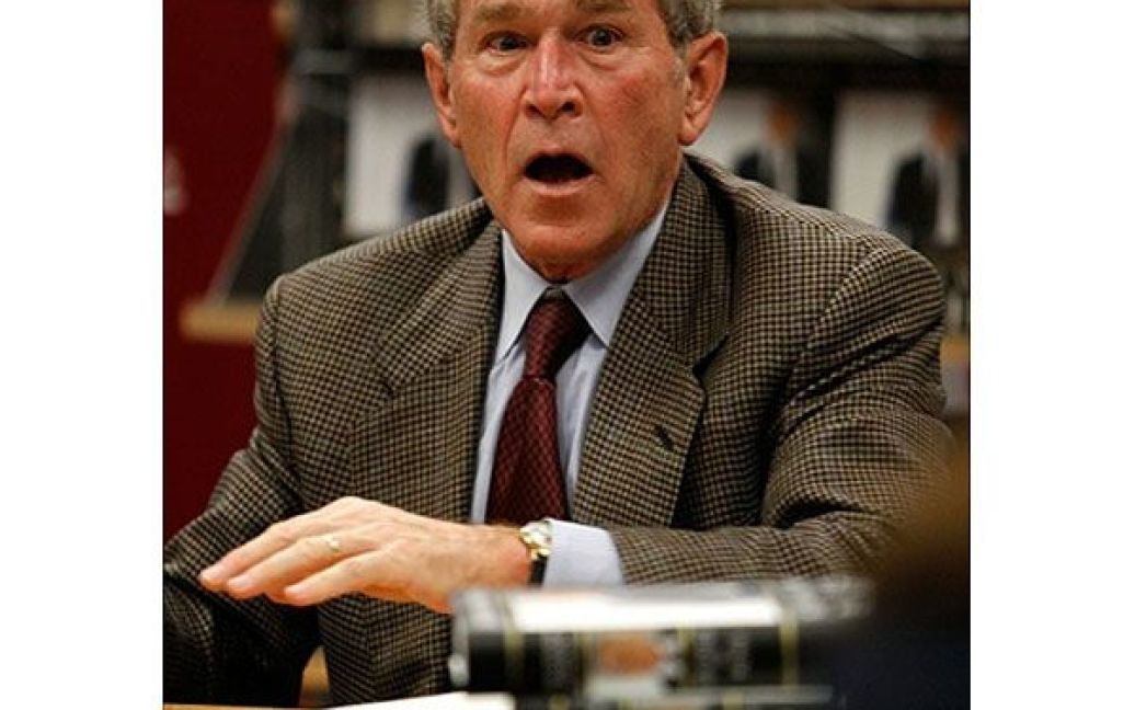 США, Даллас. Колишній президент США Джордж Буш під час автограф-сесії до своєї нової книги мемуарів "Моменти ухвалення рішення". Сотні людей прийшли на зустріч з колишнім президентом США. / © AFP