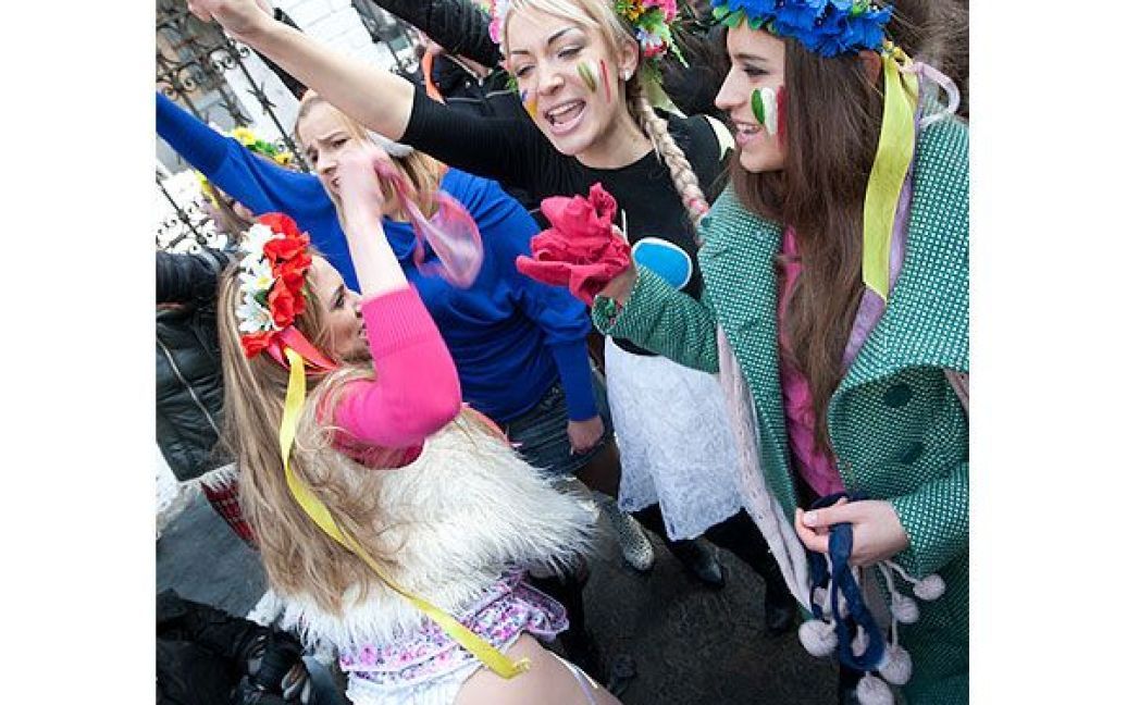 Акція протесту руху FEMEN була проведена на підтримку італійських жінок і проти спотворення образу італійської жінки через численні скандали із прем&#039;єр-міністром Італії Сільвіо Берлусконі. / © Жіночий рух FEMEN