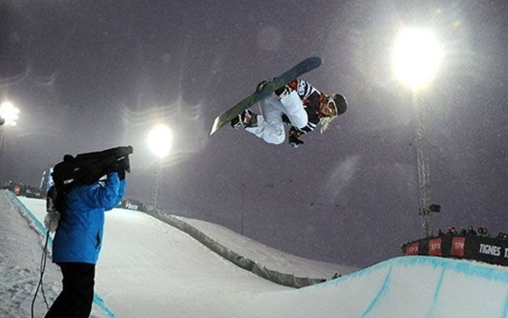 Франція, Тінь. Американська спортсменка Ханна Тетеря виступає під час фіналу змагань зі сноуборду в стилі Superpipe на європейському етапі зимових X-Games. / © AFP