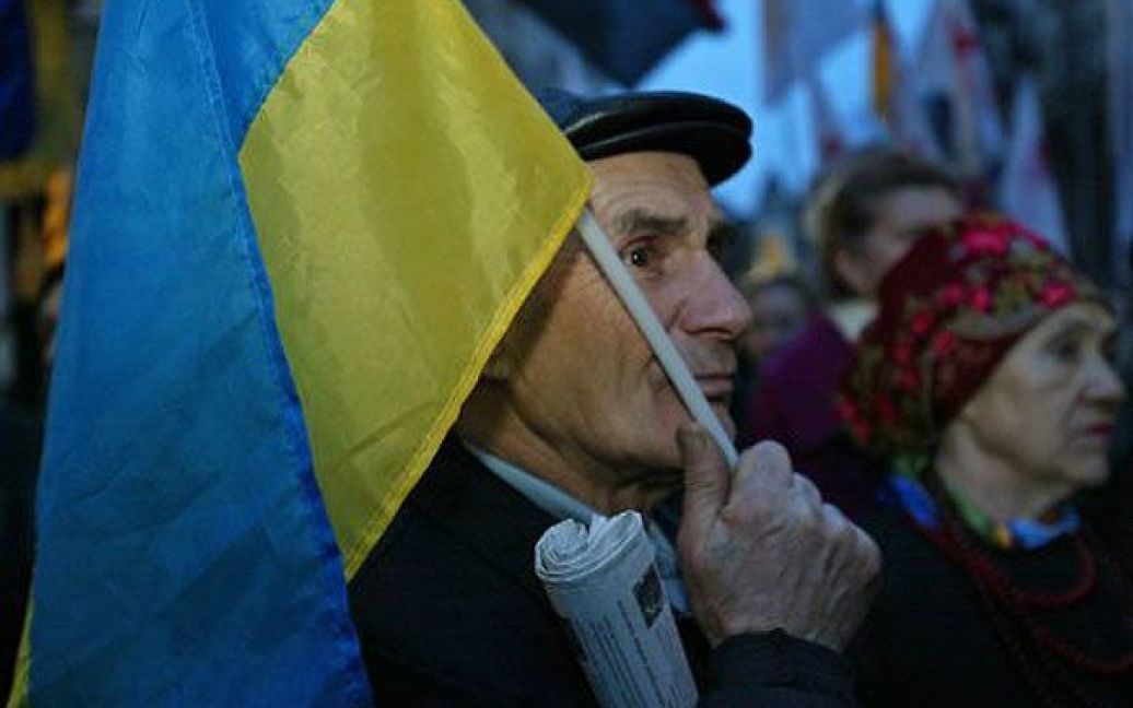 До акції приєднався також літній чоловік із плакатом "Найгірші правителі в історії України: Ленін. Сталін, Янукович". / © УНІАН