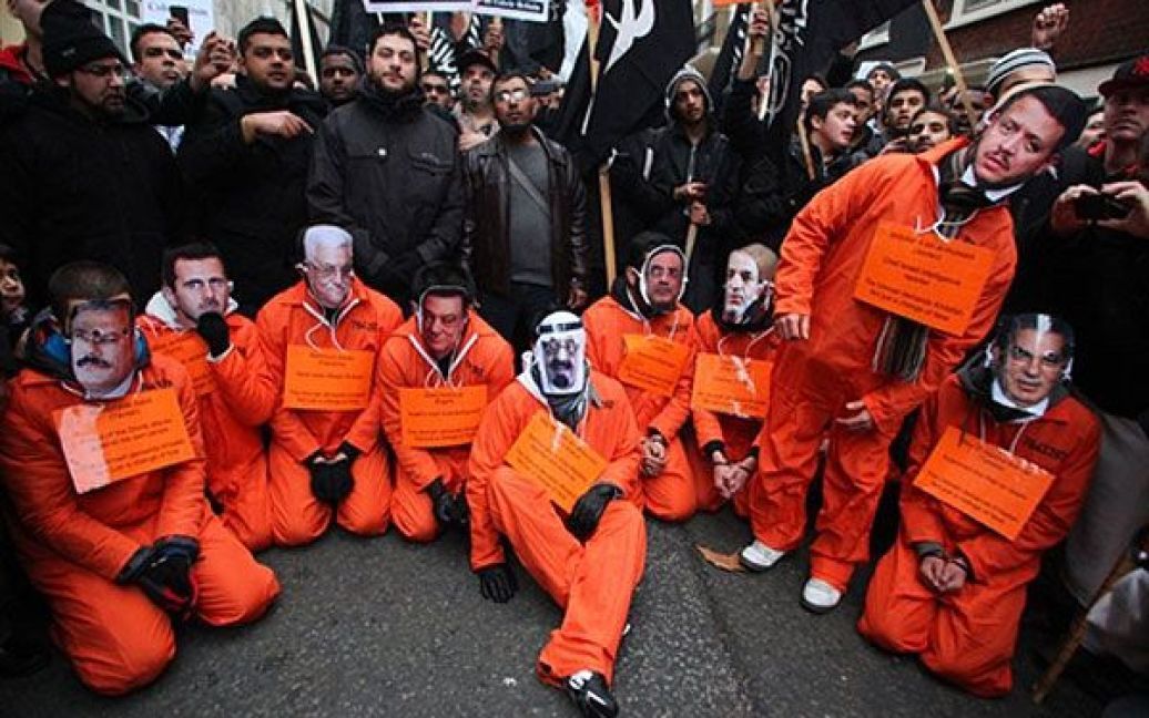 Великобританія, Лондон. Члени ісламського угрупування провели акцію протесту перед будівлею посольства Єгипту в центрі Лондона, щоб протистояти тому, що вони називають "західною колоніальною ідеєю". / © AFP