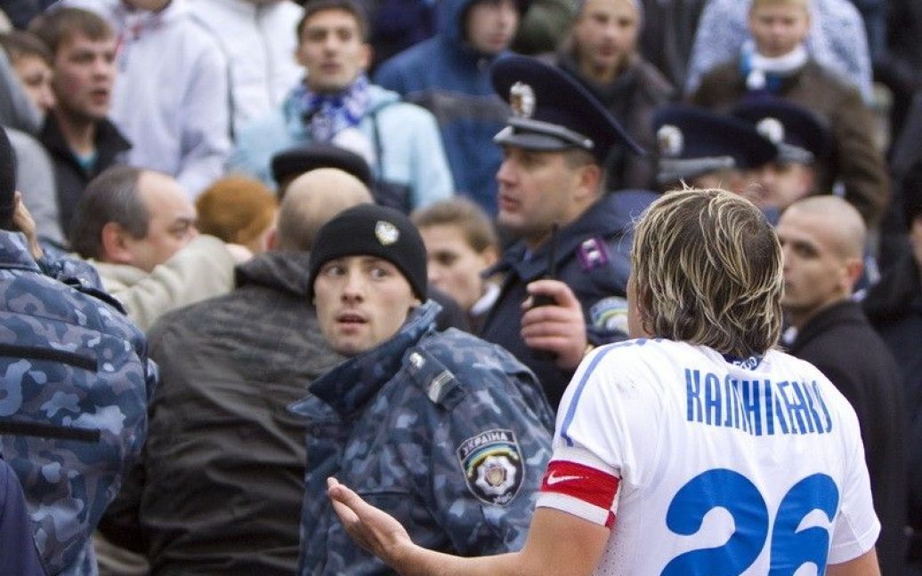 Через п&#039;ять хвилин, коли співробітники "Беркуту" заспокоїли фанатів і вивели найбільш агресивних з них за межі стадіону, гру поновили. / © fcdnipro.ua