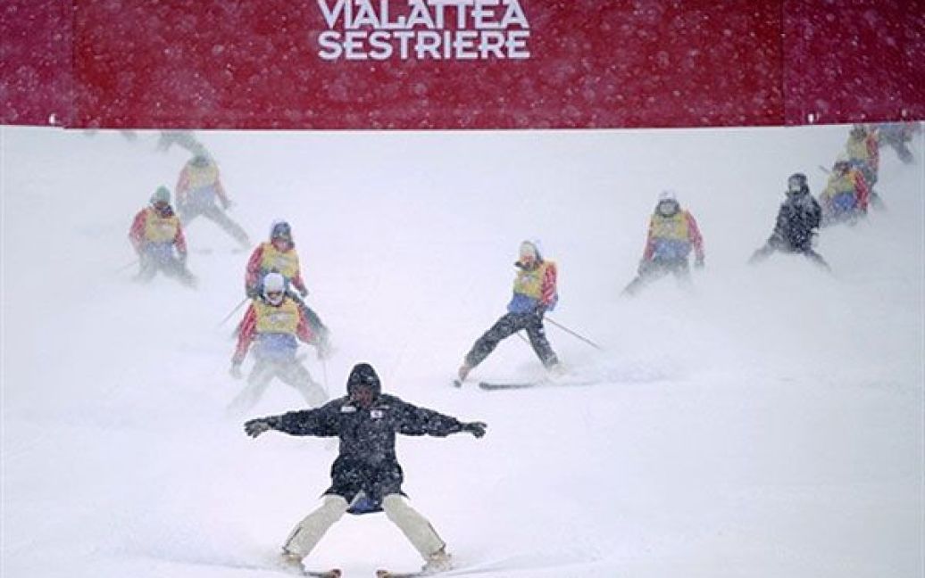 Італія, Сестрієре. Організатори змагань зчищають сніг на горі у Сестрієре. Тренування напередодні проведення Кубку світу зі швидкісного спуску серед жінок був відмінені через погані погодні умови. / © AFP
