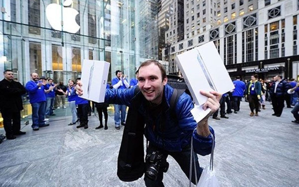 США, Нью-Йорк. Росіянин Олексій Шумілов святкує те, що він став першим покупцем останньої версії планшета Ipad 2. / © AFP