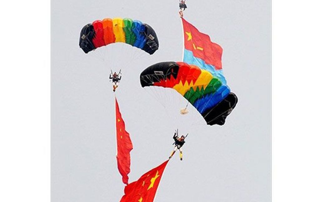 Виступ парашутистів-акробатів на авіасалоні "Airshow China 2010" / © AFP