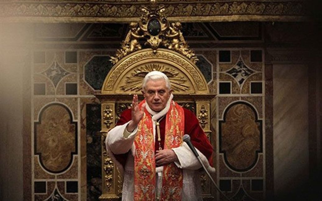 Ватикан. Папа Римський Бенедикт XVI виголошує промову під час традиційного обміну привітаннями з Різдвом у залі Regia. Понтифік закликав церкву зайнятись вивченням себе і віднайти в чому полягали помилки, щоб "криза педофілів" ніколи не відбулась знову. / © AFP
