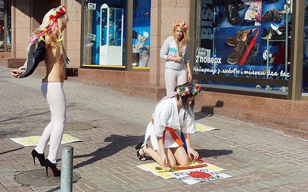 Жіночий рух FEMEN провів у центрі Києва оголену акцію підтримки японського народу "Хвала тим, хто переміг дракона". / © Жіночий рух FEMEN