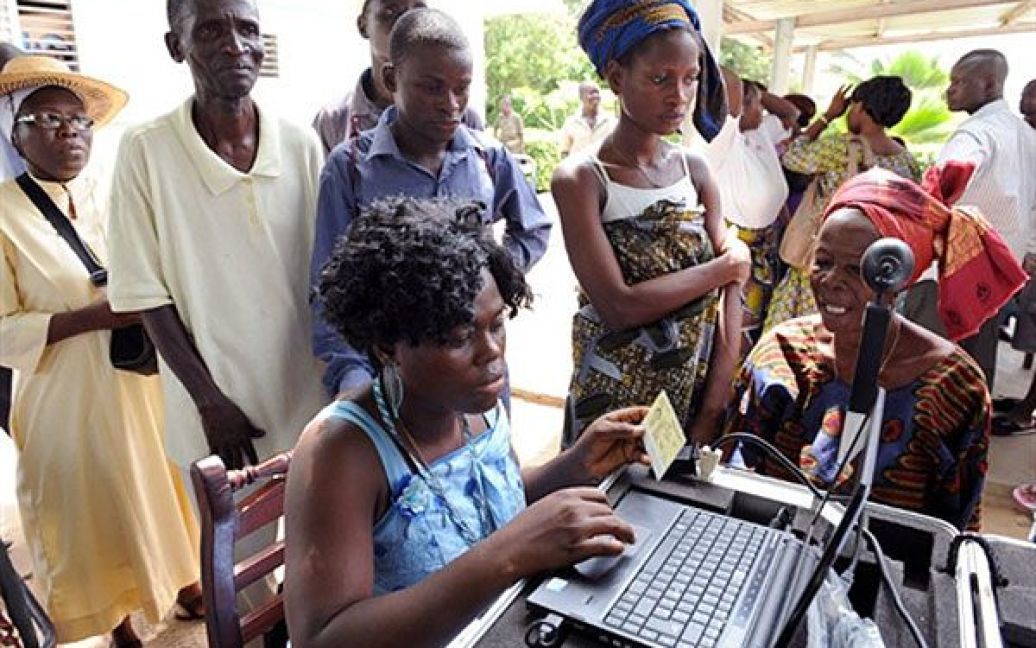 Бенін, Котону. Співробітник виборчої дільниці реєструє виборців напередодні проведення президентських виборів у Беніні. / © AFP