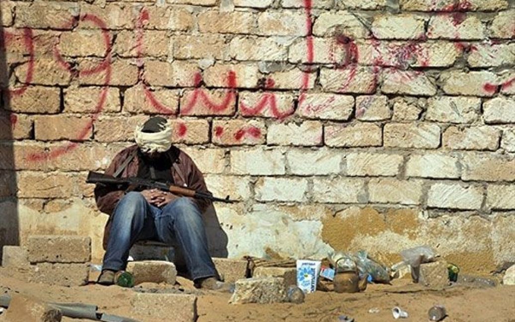 Лівійська Арабська Джамахірія, Аждабія. Лівійський повстанець відпочиває на блокпосту ключового повстанського міста Аждабія, яке оточили урядові війська Муаммара Каддафі. / © AFP