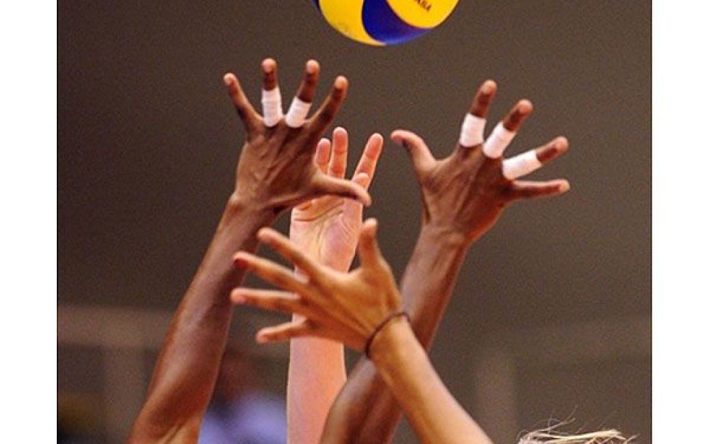 Японія, Мацумото. Американська волейболістка Хізер Боун намагається переграти кубінську спортсменку Кенію Каркасес під час матчу між збірними США і Куби н Чемпіонаті світу з волейболу серед жінок. / © AFP