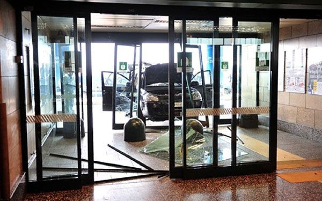 Італія, аеропорт Мальпенса, Мілан. Автомобіль врізався у вікно терміналу аеропорту Мальпенса неподалік від Мілану. Людина, яка знаходилась за кермом була застрелена поліцейським при спробі вдарити його. / © AFP