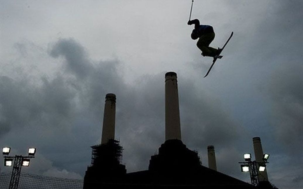 Великобританія, Лондон. Учасник змагань пролітає повз труби електростанції Battersea під час участі у змаганнях з фріскі у південному Лондоні. / © AFP