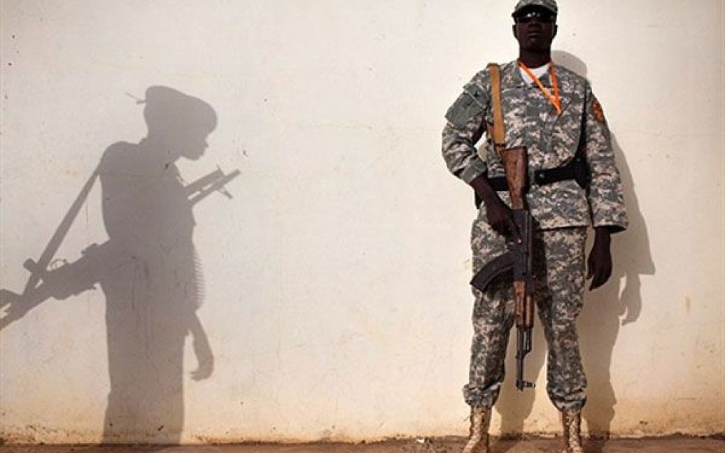 Судан, Бенту. Член Суданського народно-визвольного руху патрулює ситуацію в місіт Бенту протягом другого дня референдуму про незалежність. / © AFP