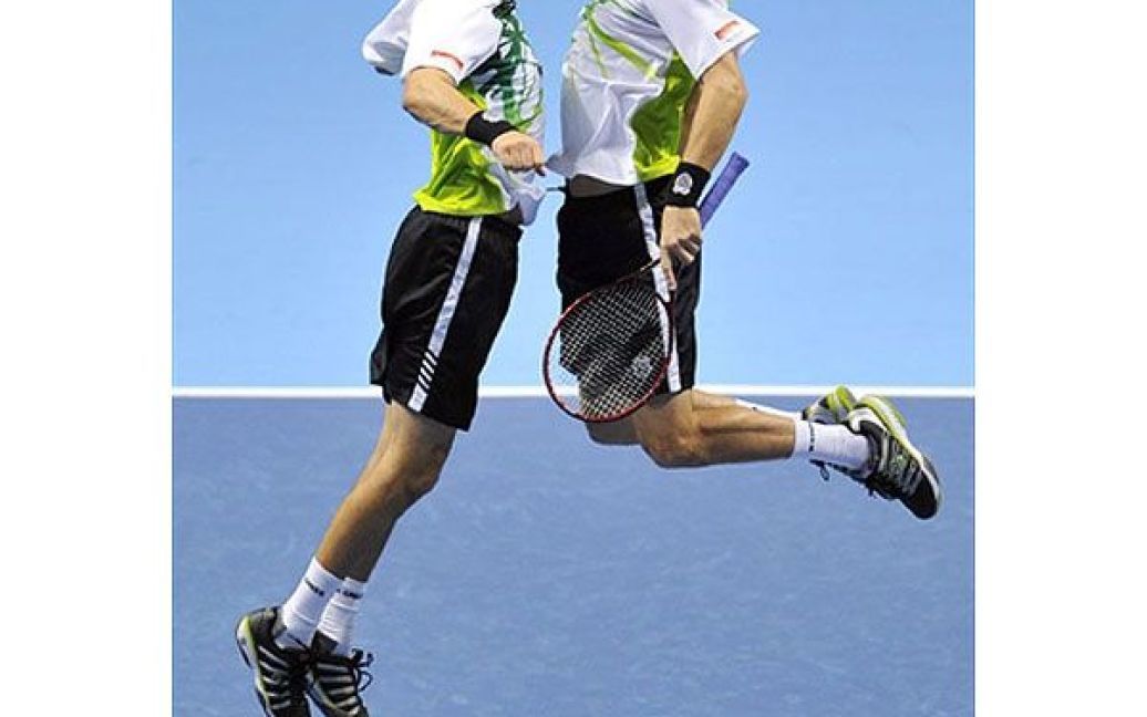 Великобританія, Лондон. Американські теністити Боб і Майк Брайани
святкують перемогу у парному матчі проти німецьких спортсменів на
тенісного турніру в Лондоні. / © AFP