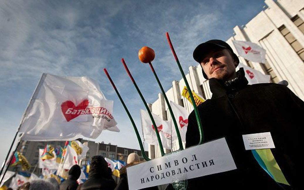У центрі Києва декілька сотень мітингуючих зібралися на Європейській площі. / © Украинское Фото