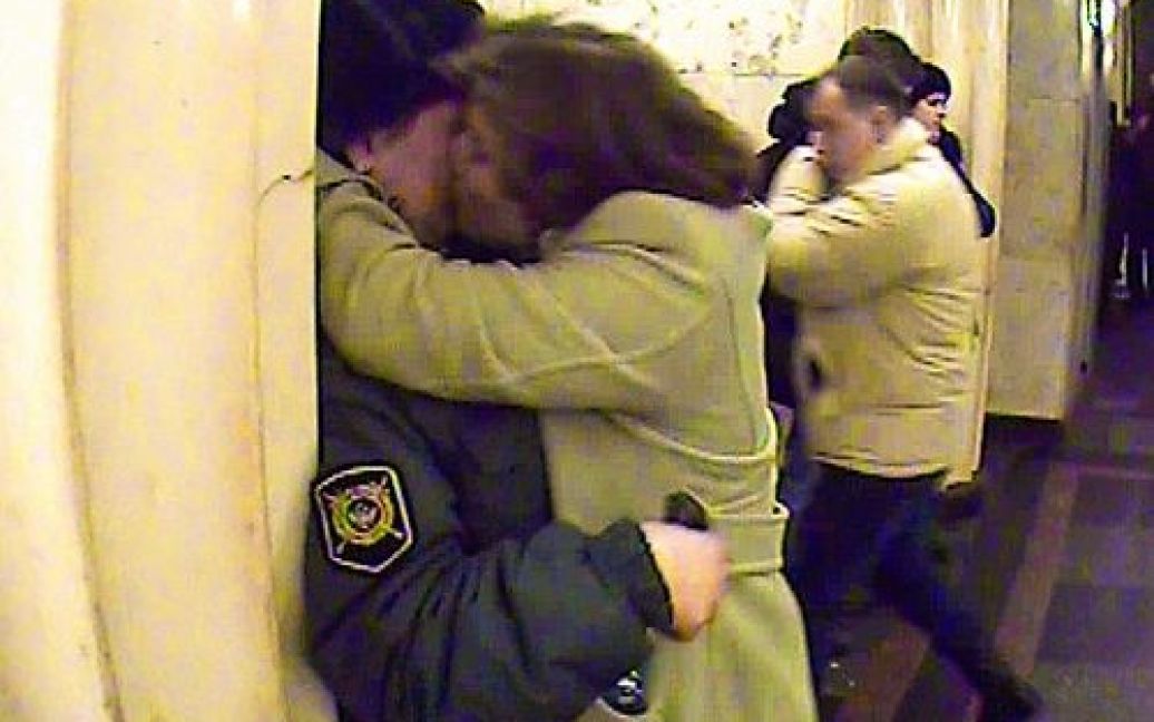 Напередодні перейменування міліції в поліцію москвички влаштували акцію "Цілуй мусора". / © wisegizmo.livejournal.com