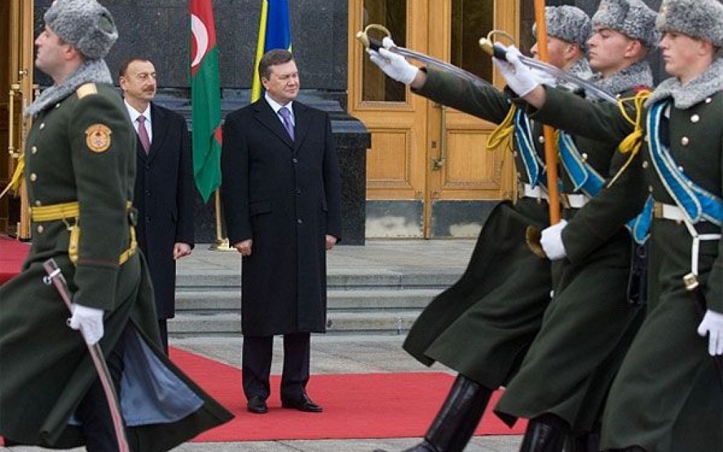 Біля будівлі адміністрації президента пройшла офіційна церемонія зустрічі Януковича та Алієва. / © President.gov.ua