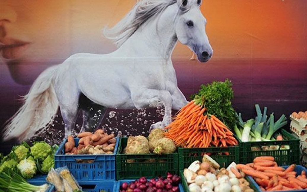 Німеччина, Берлін. Рекламний стенд над ринком, де продають органічні овочі. / © AFP