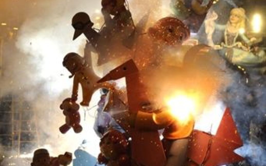 Цього року на вулицях Валенсії спалили 600 гігантських ляльок. / © AFP