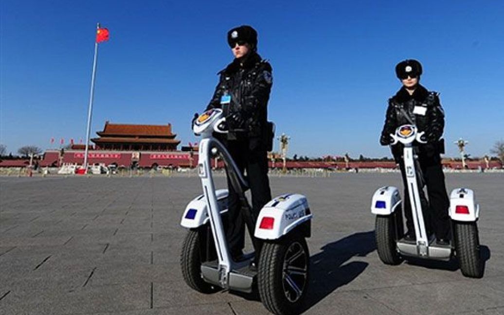 Китай, Пекін. Поліцейські на "Segway" патрулюють площу Тяньаньмень у Пекіні. Площу закрили для широкої громадськості через відкриття щорічної сесії Парламенту Китаю. / © AFP