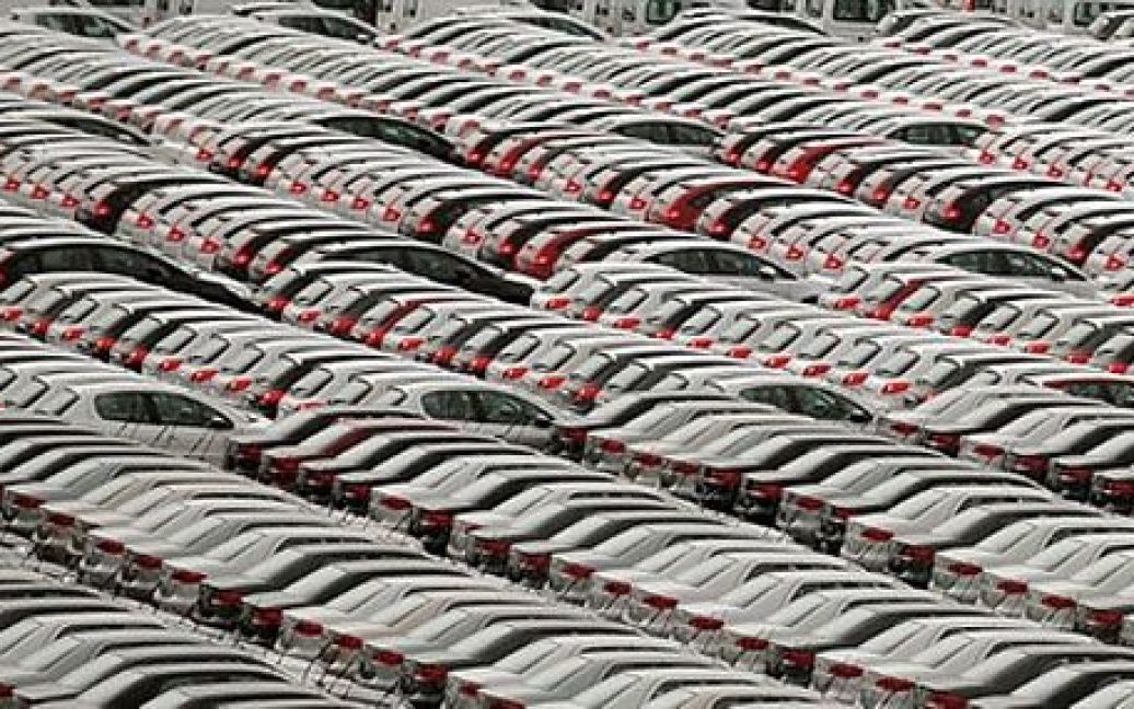 Бразилія, Ріо-де-Жанейро. Автомобілі, припарковані в порту Ріо-де-Жанейро. У Бразилії обсяг продажів легкових автомобілів і невеликих вантажівок зріс на 11% у 2010 році і досягнув рекордного рівня. / © AFP