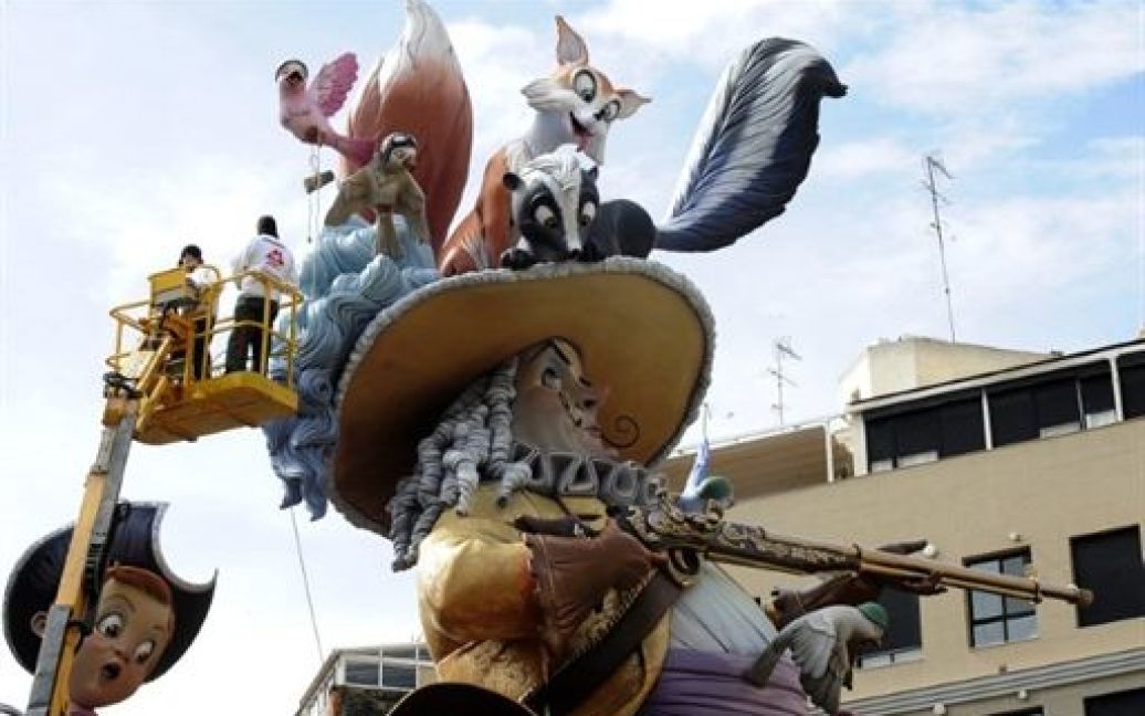Підготовка ляльок до фестивалю Фальяс (Las Fallas) &mdash; свята вогню і приходу весни. / © AFP