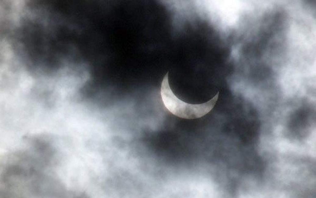 Незважаючи на те, що небо було затягнуте хмарами, затемнений диск небесного світила іноді проглядався крізь снігові хмари. / © УНІАН