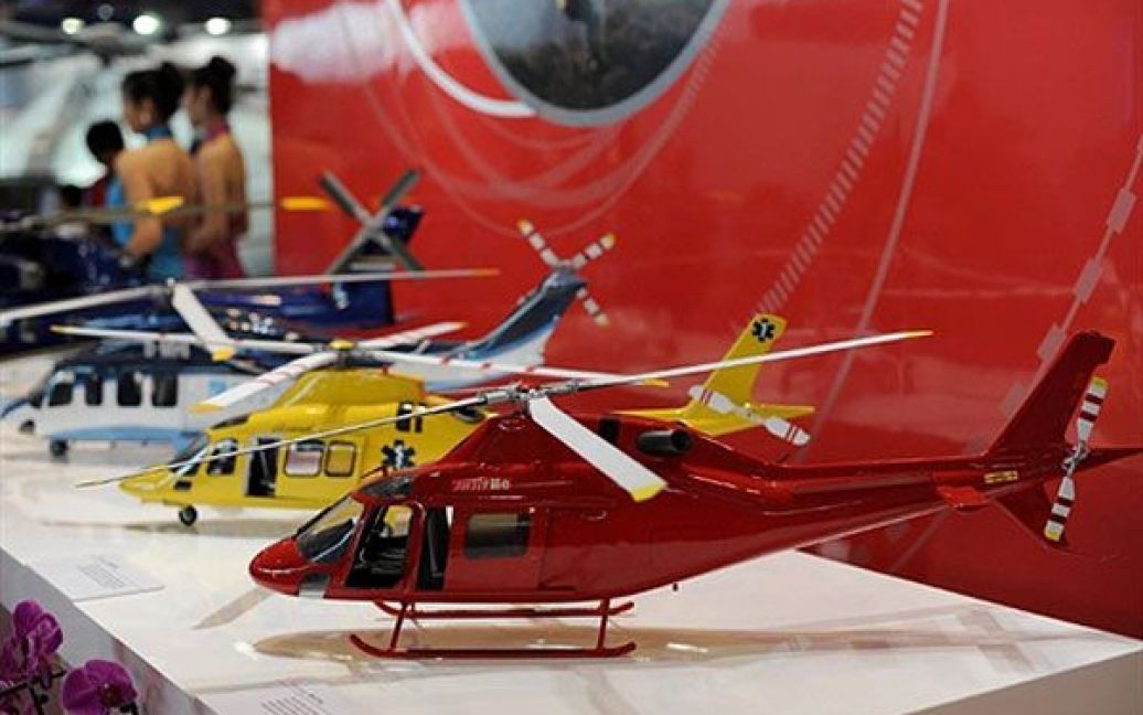 Моделі гелікоптерів, виставлені на авіасалоні "Airshow China 2010" / © AFP