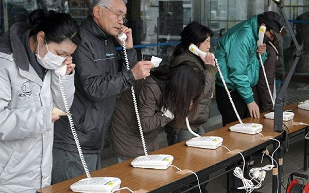 Телефонні лінії перевантажені, не скрізь є Інтернет, хоча він працює краще, ніж мобільний зв&#039;язок. / © AFP