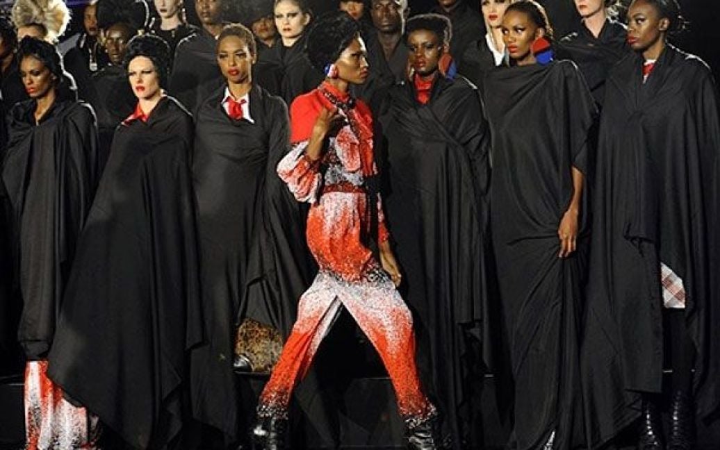 Південна Африка, Йоганнесбург. Модель демонструє одяг від дизайнера Девіда Талі під час Африканського тижня моди у Йоганнесбурзі. / © AFP