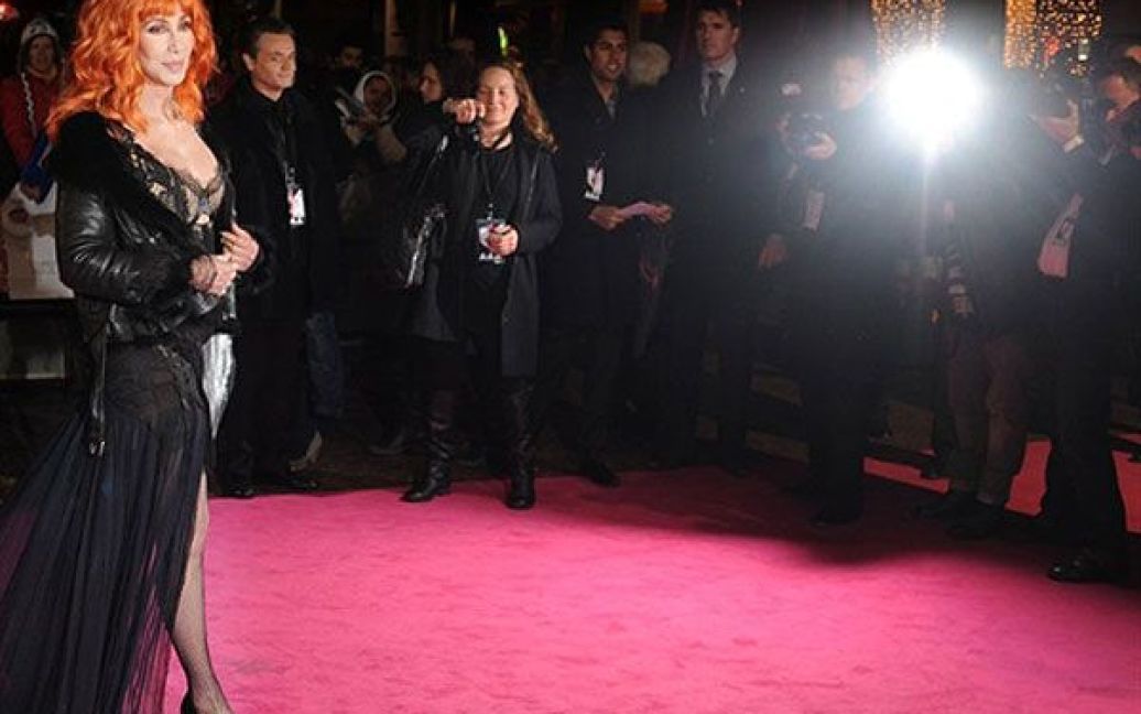 Великобританія, Лондон. Американська актриса і співачка Шер під час прибуття на гала-прем&#039;єру фільму "Бурлеск" в Лондоні. / © AFP