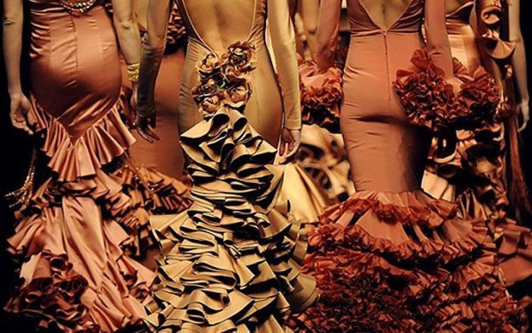 Іспанія, Севілья. Моделі демонструють творіння іспанського дизайнера Вікі Мартіна Беррокаля під час показу мод на Міжнародній виставці моди фламенко SIMOF 2011 у Севільї. / © AFP
