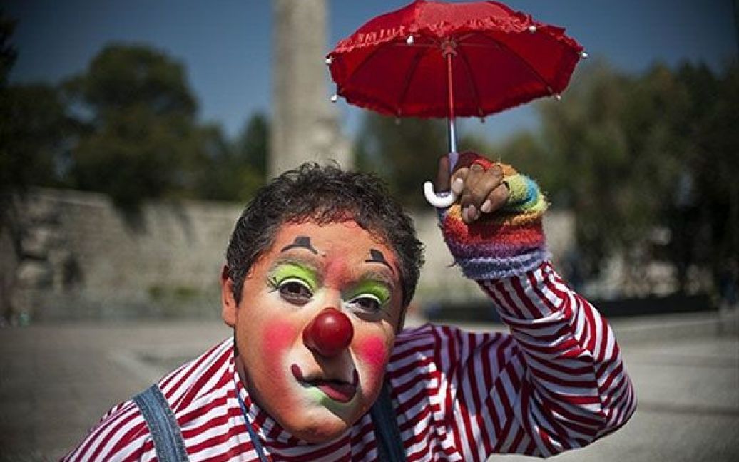 Мексика, Мехіко. Кілька сотень клоунів з усього світу взяли участь у Міжнародній конвенції клоунів, яка відбулась у Мехіко. / © AFP