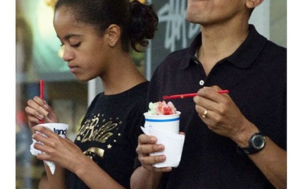 США, Кайлуа. Президент США Барак Обама їсть крижану стружку разом зі своєю дочкою Малією під час відпустки на острові Сноу, Гаваї. / © AFP
