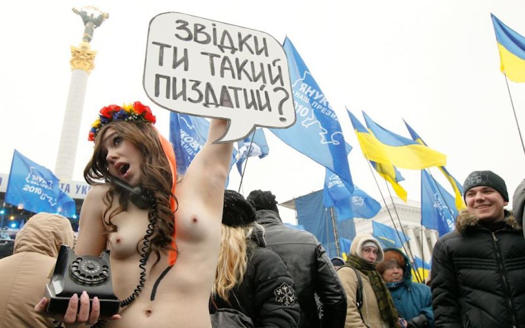 Оголені дівчата з руху FEMEN під час акції Партії регіонів у Києві звернулися зі своїм питанням до президента Віктора Януковича / © femen.livejournal.com