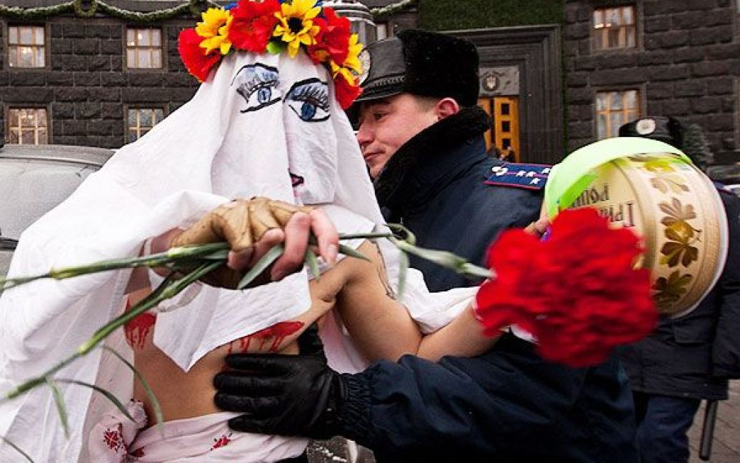 Але охорона затримала дівчину і передала її працівникам Печерського РУВС. / © Жіночий рух FEMEN