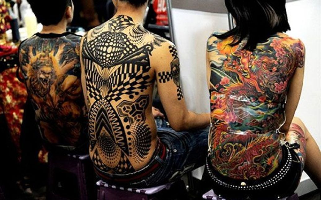 Австралія, Сідней. Дівчата демонструють свої татуювання на третій Сіднейській виставці татуювання і боді-арту. У виставці взяли участь більше 320 тату-майстрів з усього світу. / © AFP