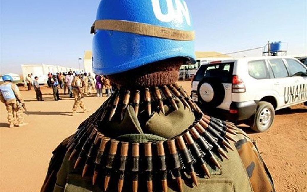 Судан, Ньялі. Миротворці ООН охороняють місце зустрічі катарського
міністра закордонних справ Ахмеда бен Абдалли аль-Махмуда, чия країна
протягом декількох місяців веде мирні переговори з урядом Хартума і
повстанцями Дарфурі. Міністр аль-Махмуд і головний посередник ООН з
питань африканських країн у Дарфурі Джібріль Бассоль зустрілися з
представникам громадськости у столиці штату Південний Дарфур. / © AFP