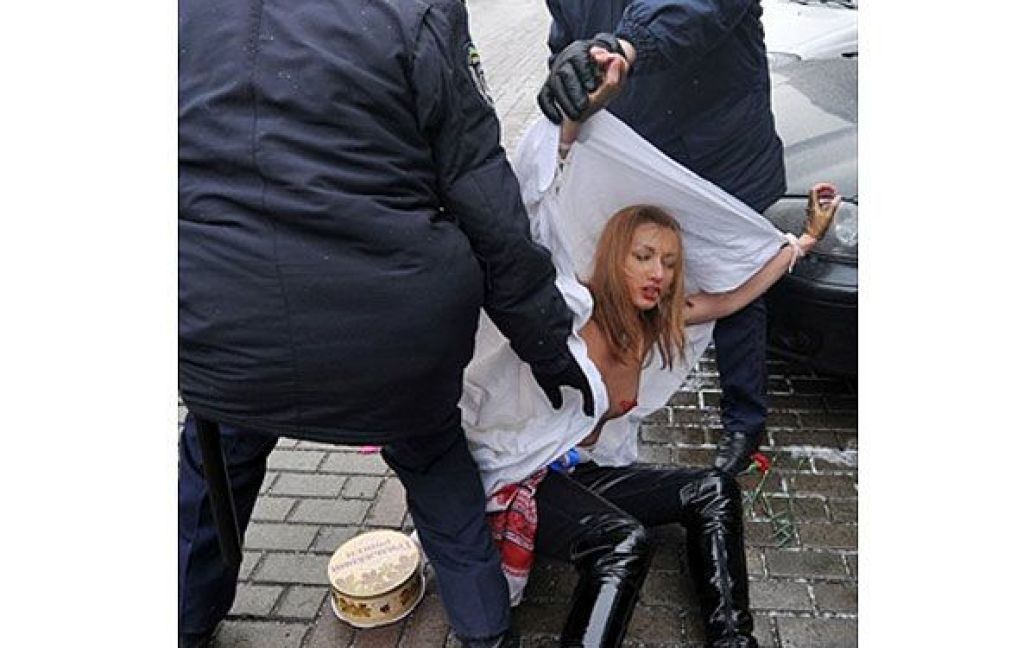 Охорона Кабміну затримала "кровосісю" і передала її працівникам Печерського РУВС. / © AFP