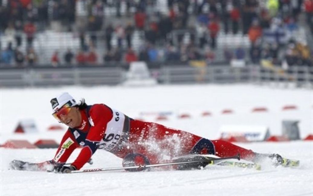 Норвегія, Осло. Норвезька спортсменка Маріт Бьорген падає після того, як вона першою перетнула фінішну лінію під час гонки на 10 км серед жінок на Чемпіонаті світу в Осло. / © AFP