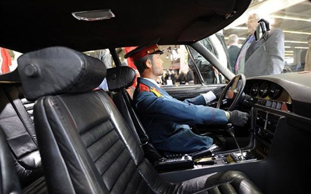 На виставці Retromobile у Парижі представлені більше 300 антикварних автомобілів, мотоциклів, а також раритетні аксесуари та колекційні моделі. / © AFP