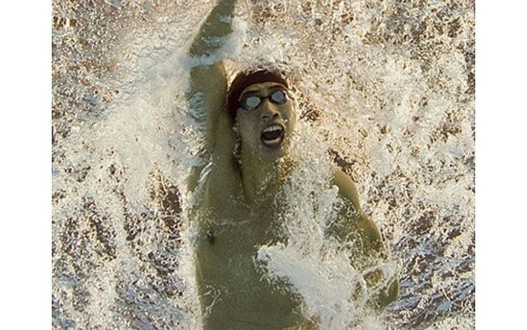 Китай, Гуанчжоу. Китайський спортсмен Лу Чжи виступає у запливі на 50 м вільним стилем на 16-их Азіатських іграх у Гуанчжоу. / © AFP