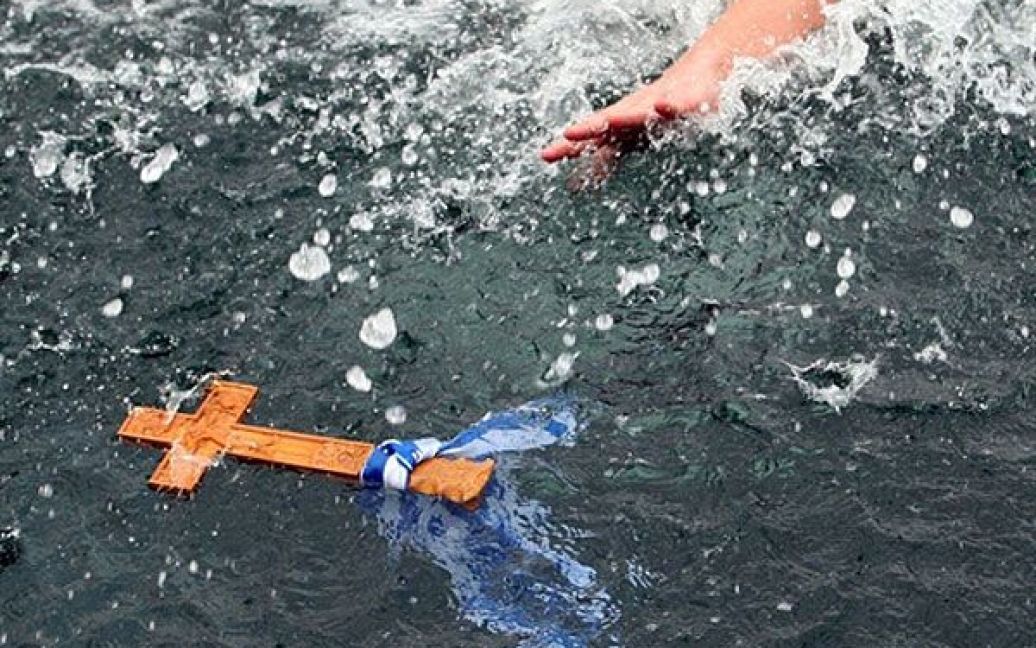 Греція, Салоніки. Чоловік намагається вхопити дерев&#039;яний хрест у морі під час церемонії Хрещення у Салоніках. / © AFP