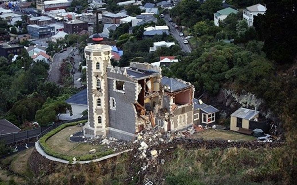 Нова Зеландія, Літтелтон. Історична вікторіанська будівля станції Timeball була зруйнована під час смертельного землетрусу у місті Літтелтон. Сотні рятувальників зайняті у пошуках тих, хто вижив після катастрофи у Новій Зеландії. / © AFP