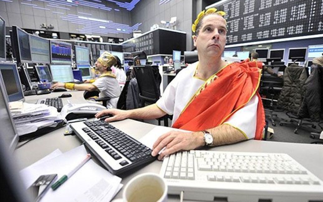 Німеччина, Франкфурт-на-Майні. Трейдер, одягнений у костюм римського імператора, працює на фондовій біржі у Франкфурті-на-Майні. У Німеччині триває сезон карнавалів. / © AFP