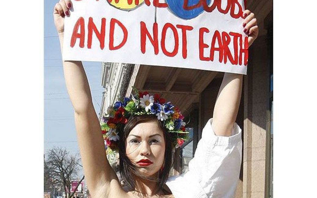 Жіночий рух FEMEN провів у центрі Києва оголену акцію підтримки японського народу "Хвала тим, хто переміг дракона". / © PHL.com.ua
