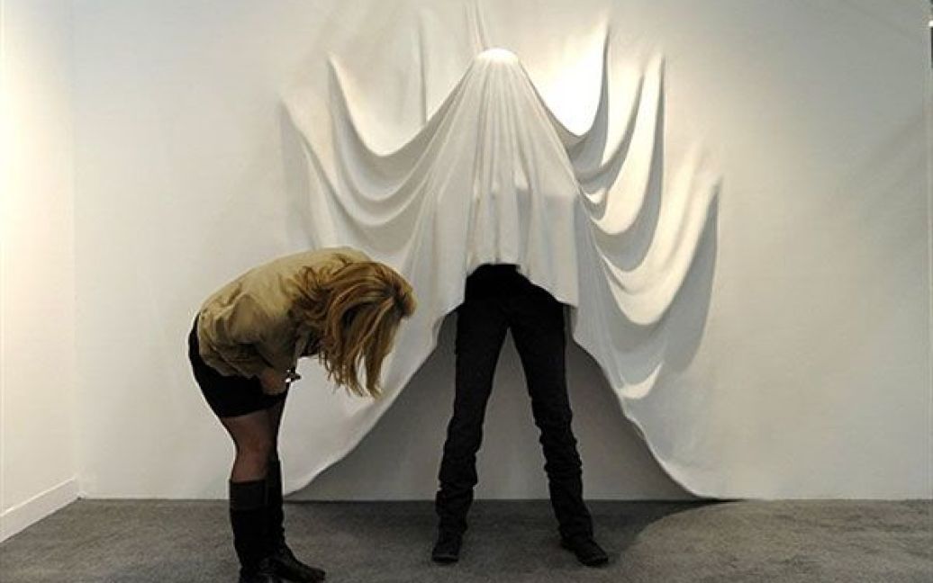 США, Нью-Йорк. Жінка роздивляється скульптуру "Untitled" Даніеля Аршама, виставлену на "Armory Show 2011", одній з провідних світових мистецьких подій. / © AFP