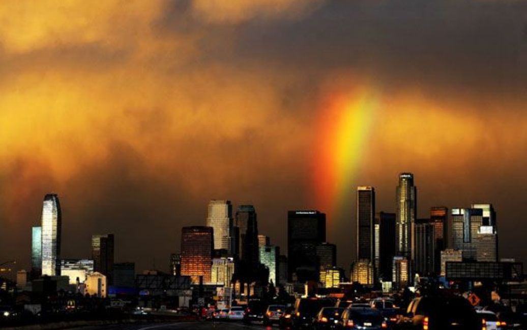 Веселка над центром Лос-Анджелеса. (Wally Skalij/Los Angeles Times) / © Los Angeles Times
