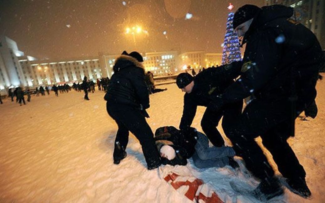 У Мінську на площі Незалежності загони міліцейського спецназу Білорусі розігнали несанкціоновану акцію опозиціонерів. / © AFP
