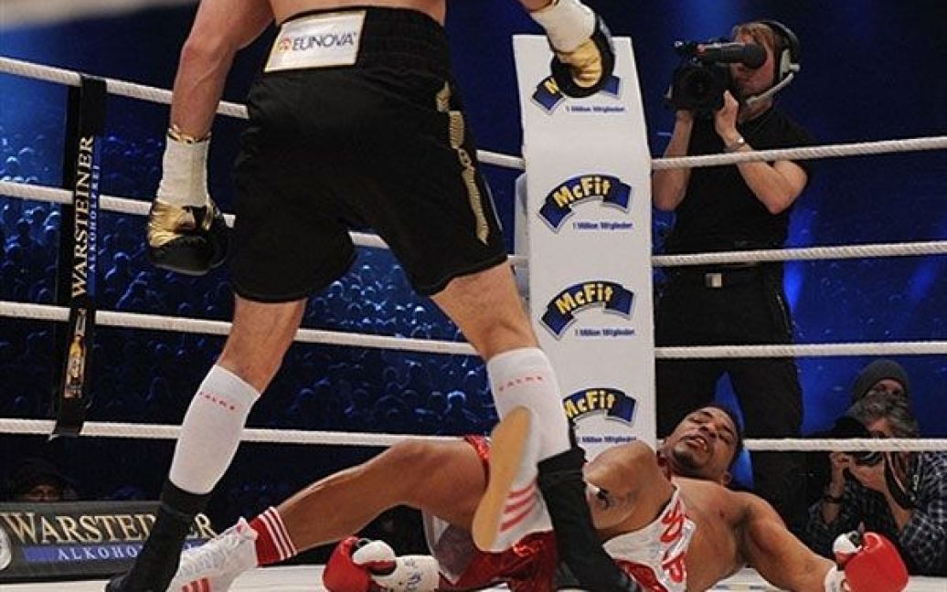Чемпіон світу з боксу за версією WBC Віталій Кличко захистив свій титул, нокаутувавши кубинця Одланьєра Соліса за 180 секунд. / © AFP